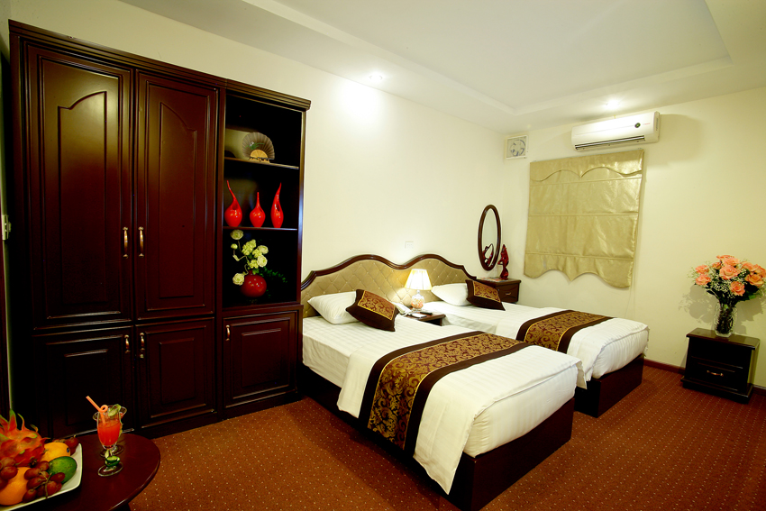 KHÁCH SẠN HỒ GIÁM
